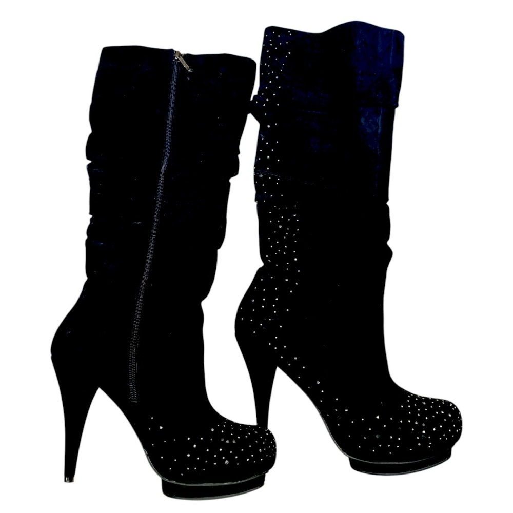 Heeled black suede boots